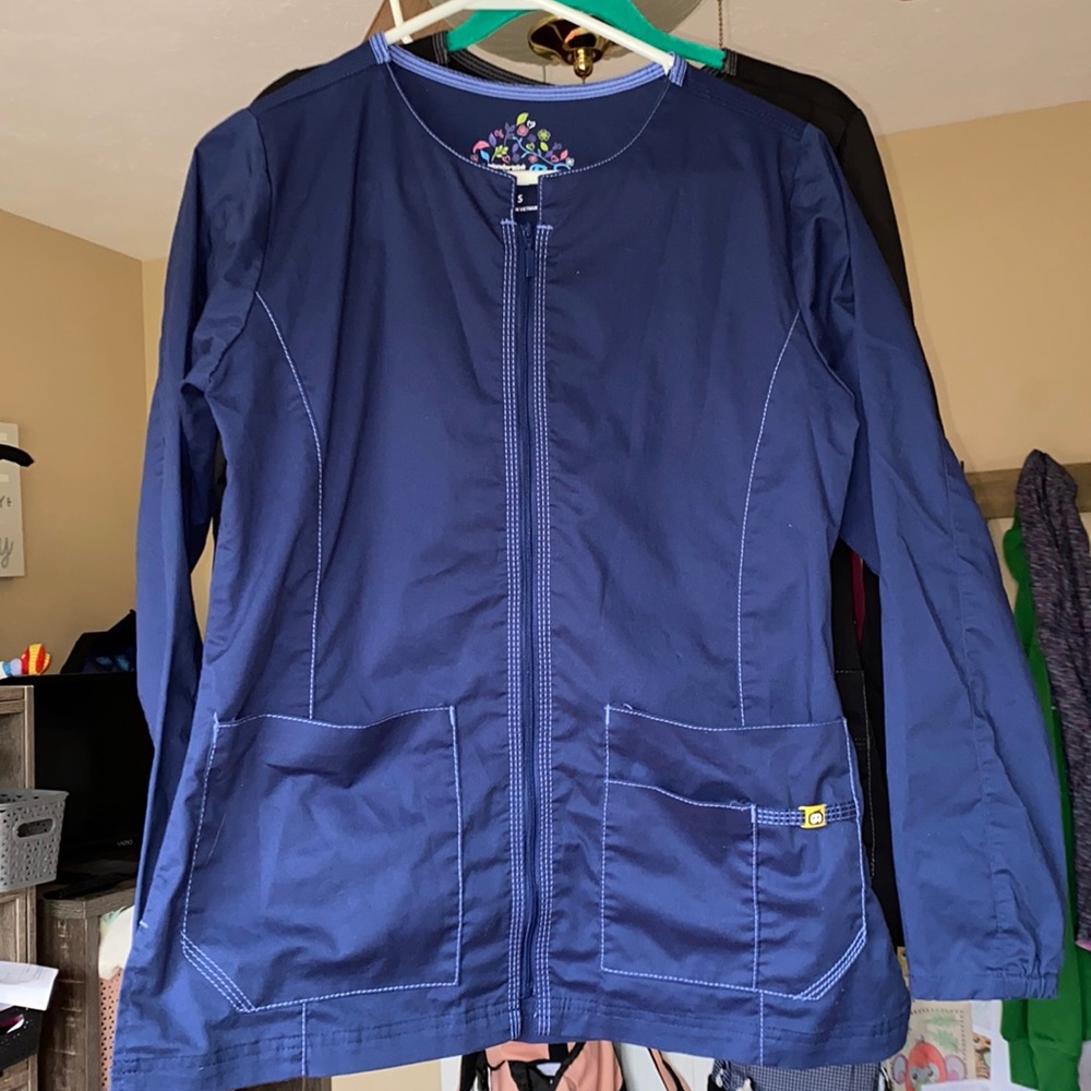 Wonder wink seven flex scrub jacket size small.